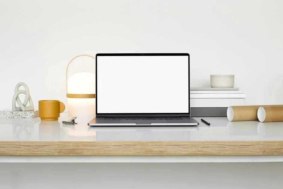 Design thinking est une approche de l’innovation centrée sur l’humain, qui s’appuie sur la boîte à outils du designer pour réunir les besoins des personnes, les possibilités offertes par la technologie et les exigences liées à la réussite de l’entreprise. Le design thinking repose sur un noyau profondément humain. Il incite les organisations à se concentrer sur les personnes pour lesquelles elles créent, ce qui conduit à de meilleurs produits, services et processus internes.